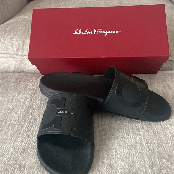 Men’s Salvatore Ferragamo groove black sliders in a size 11 - Picture 2 of 7